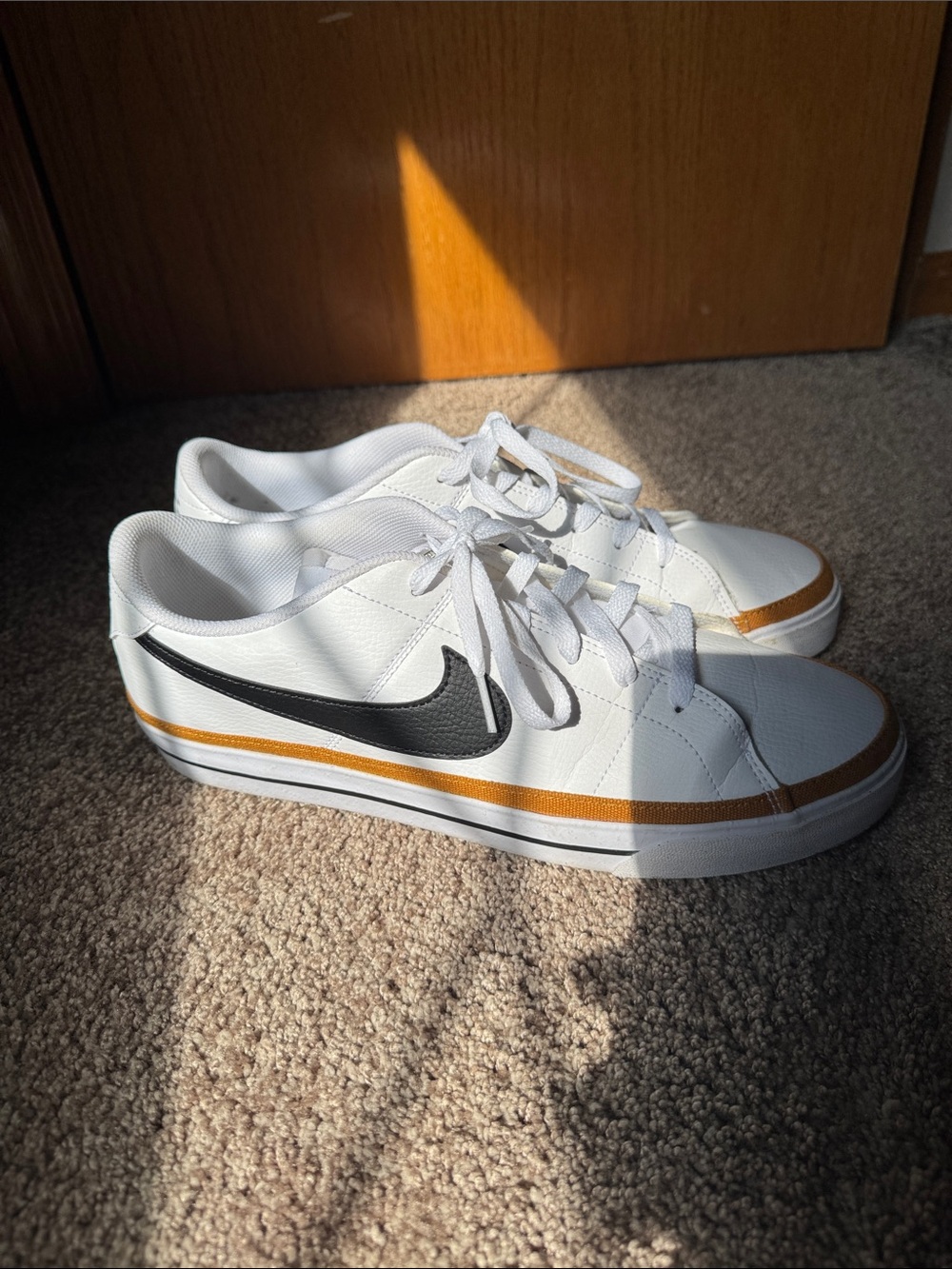 Nike Men's White Low-Top Sneakers with Black Swoosh